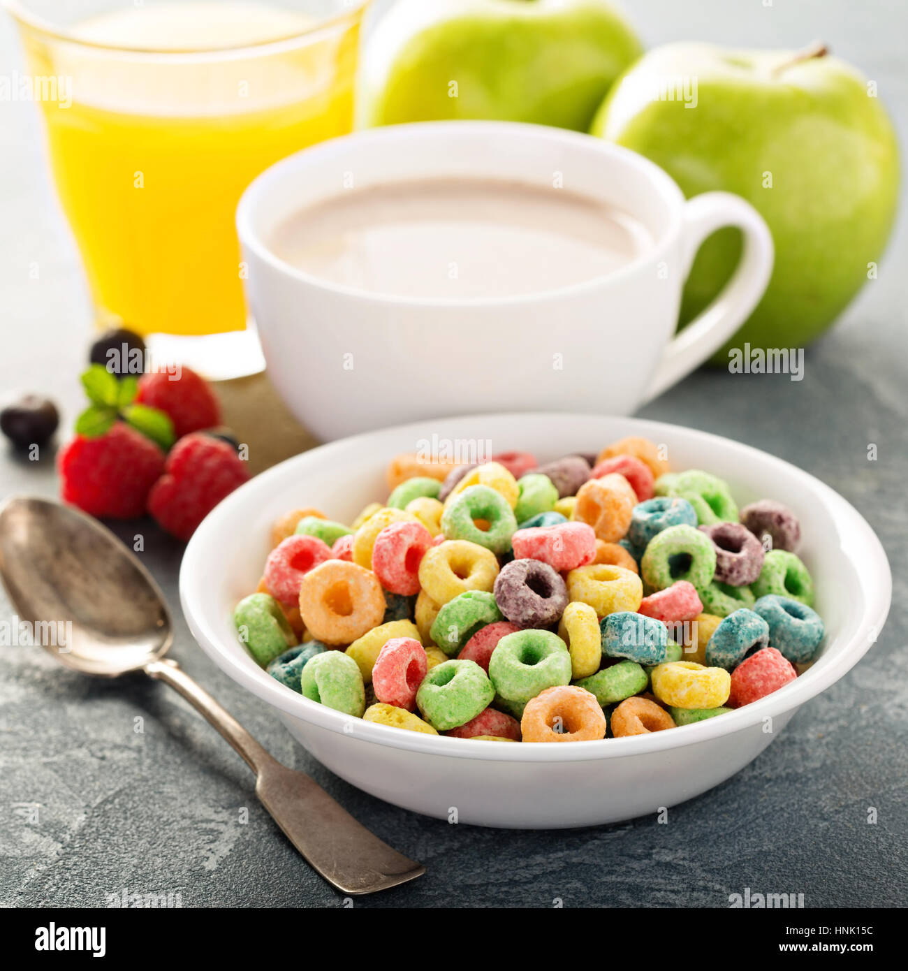 Frutta dolce colorato cereali con succo di arancia e cacao, tradizionale rapido prima colazione per i bambini Foto Stock