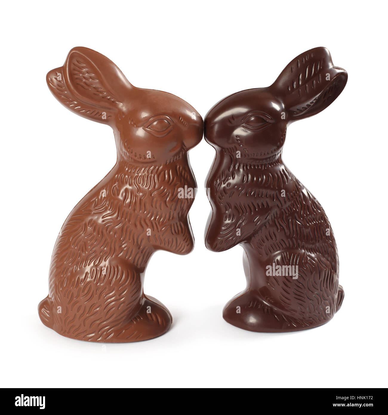 Foto del cioccolato due conigli pasquali kissing, un cioccolato al latte e cioccolato fondente. Percorso di clipping incluso. Foto Stock