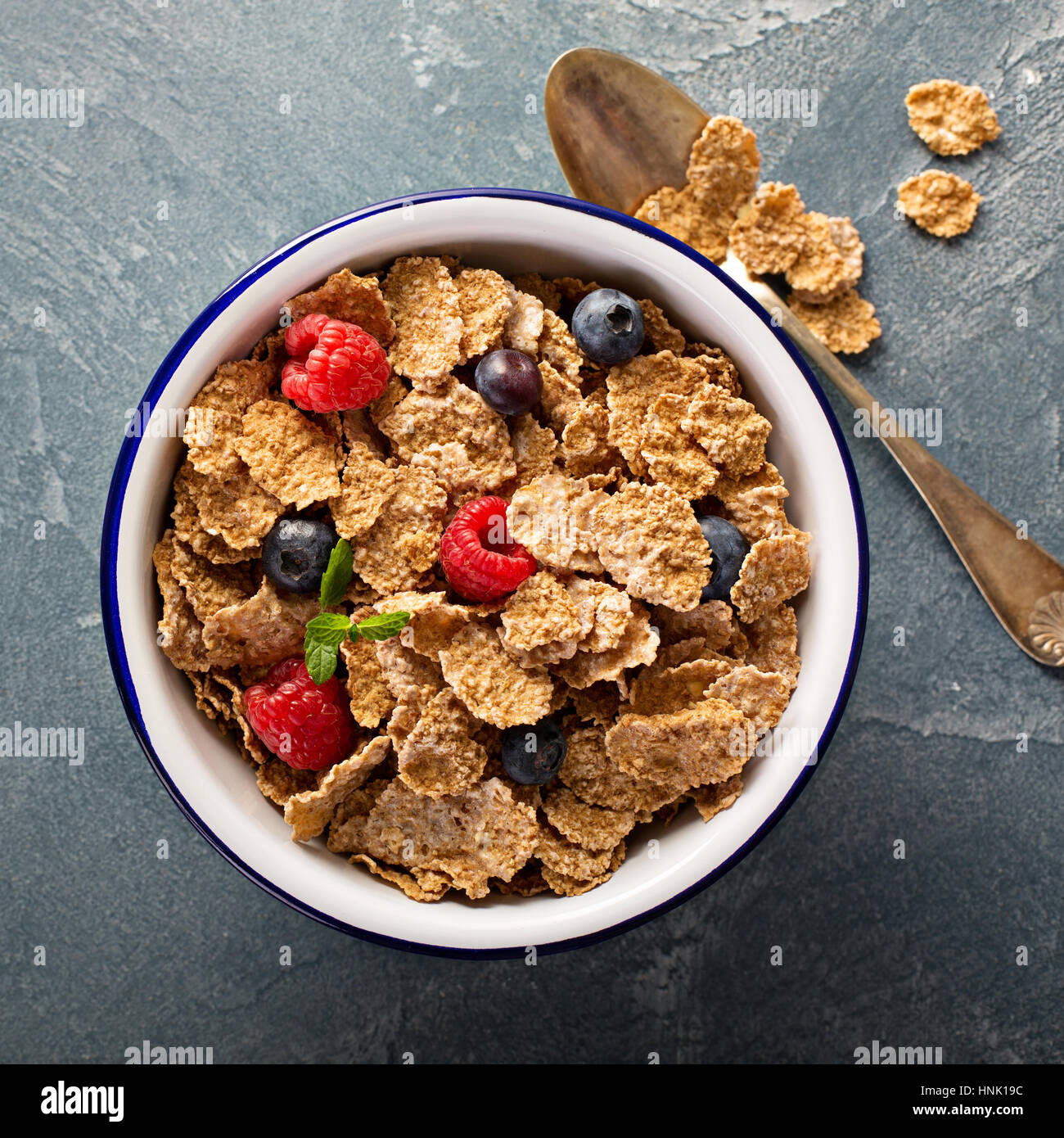 Multigrain integrale cereali sani con bacche fresche per colazione overhead shot con copyspace Foto Stock