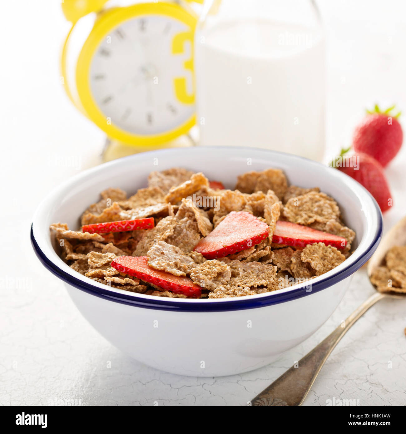 Multigrain integrale cereali sani con bacche fresche per la colazione sul tavolo bianco Foto Stock