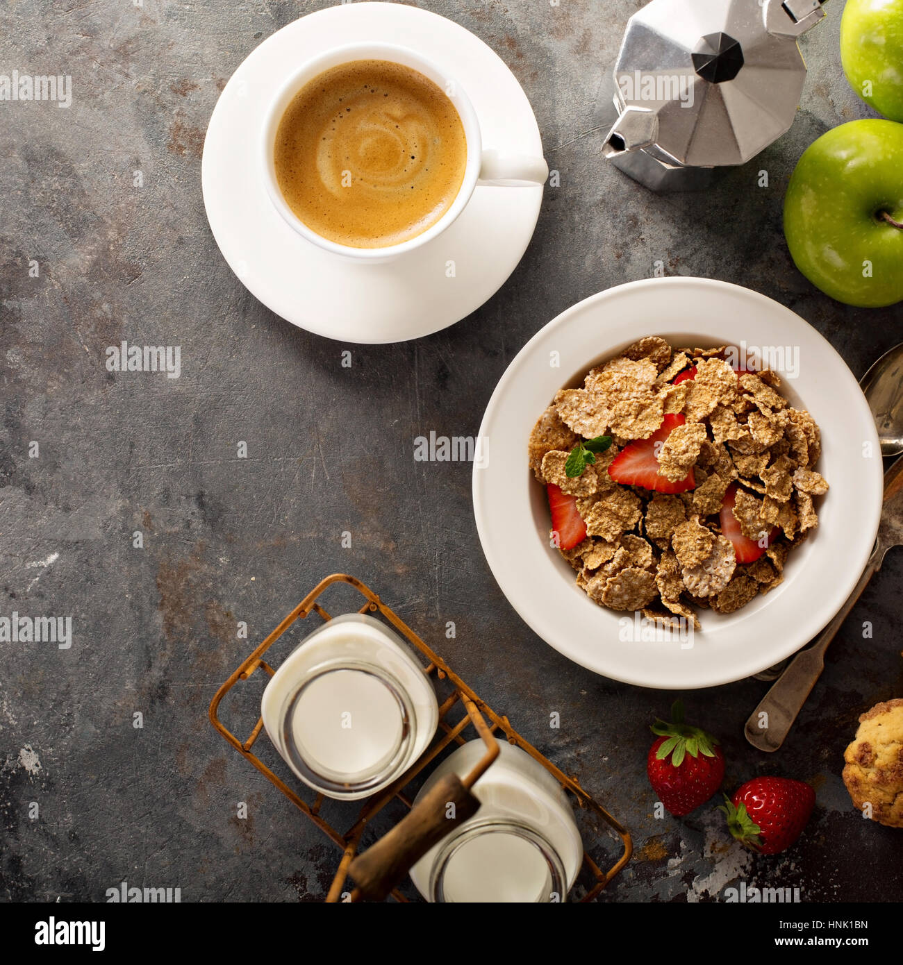Multigrain integrale cereali sani con strawberryfor fresca colazione con overhead copyspace shot Foto Stock