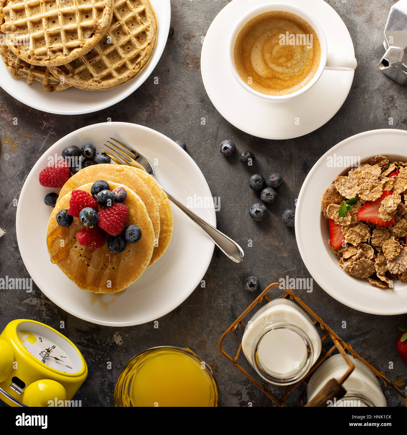 Sana colazione sul tavolo con cereali, frutta, pancake e waffle overhead shot Foto Stock