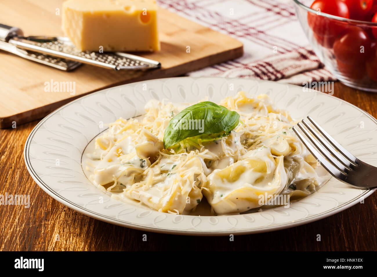 Italian tortellini in salsa alla panna con basilico e parmigiano Foto Stock