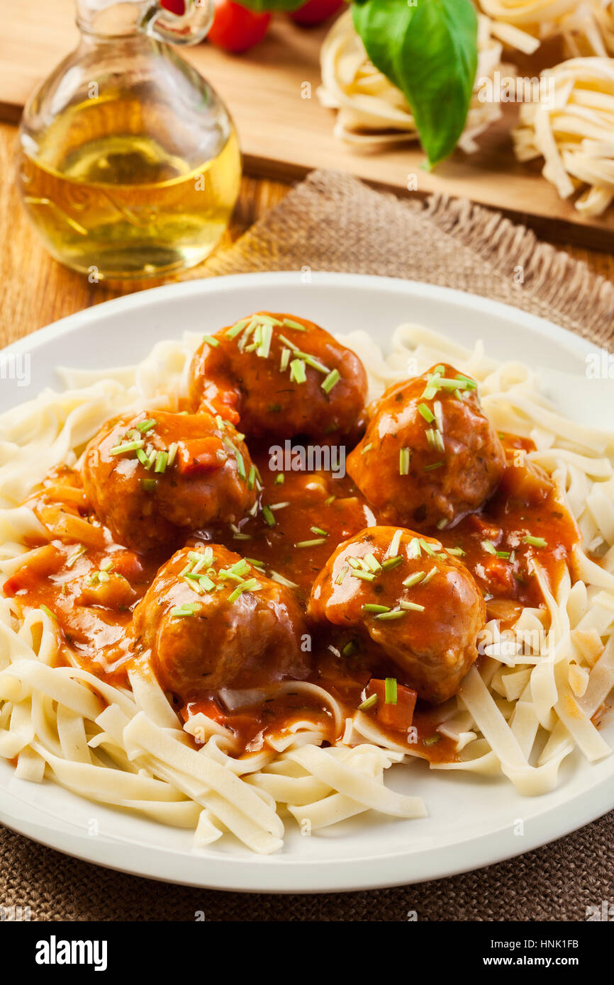 Pasta fettuccine e polpette di carne con salsa di pomodoro su una piastra Foto Stock