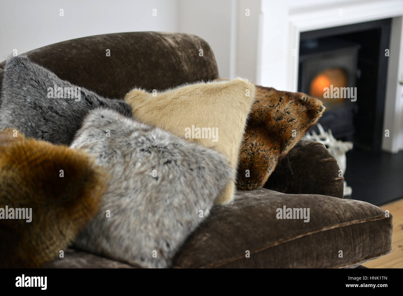 Faux fur throws e cuscini e sala interna Foto Stock