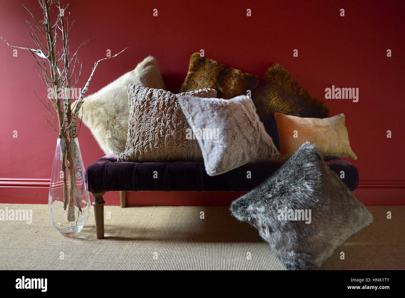 Faux fur throws e cuscini e sala interna Foto Stock