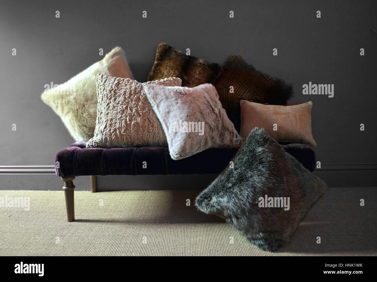 Faux fur throws e cuscini e sala interna Foto Stock