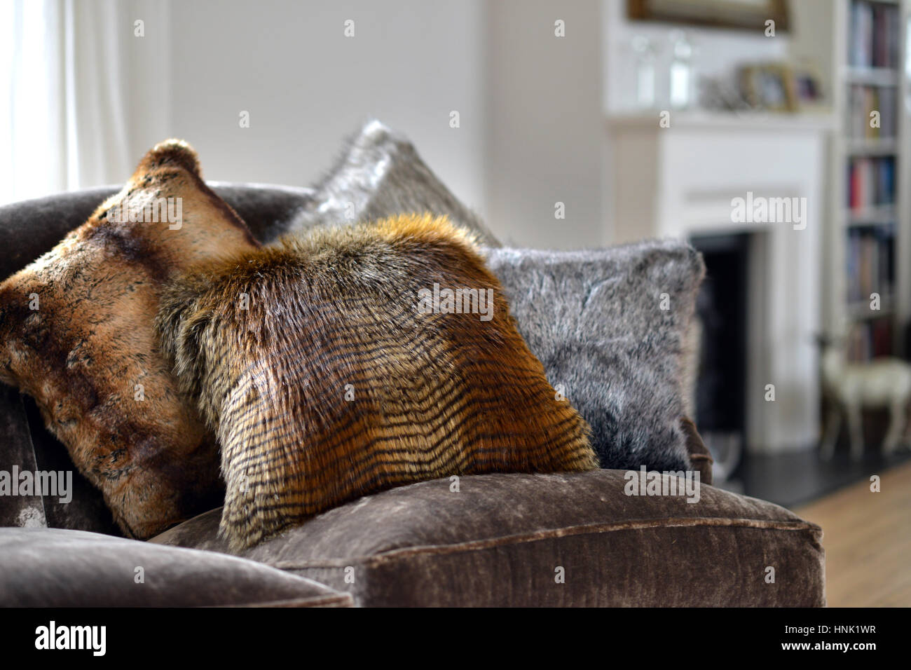 Faux fur throws e cuscini e sala interna Foto Stock
