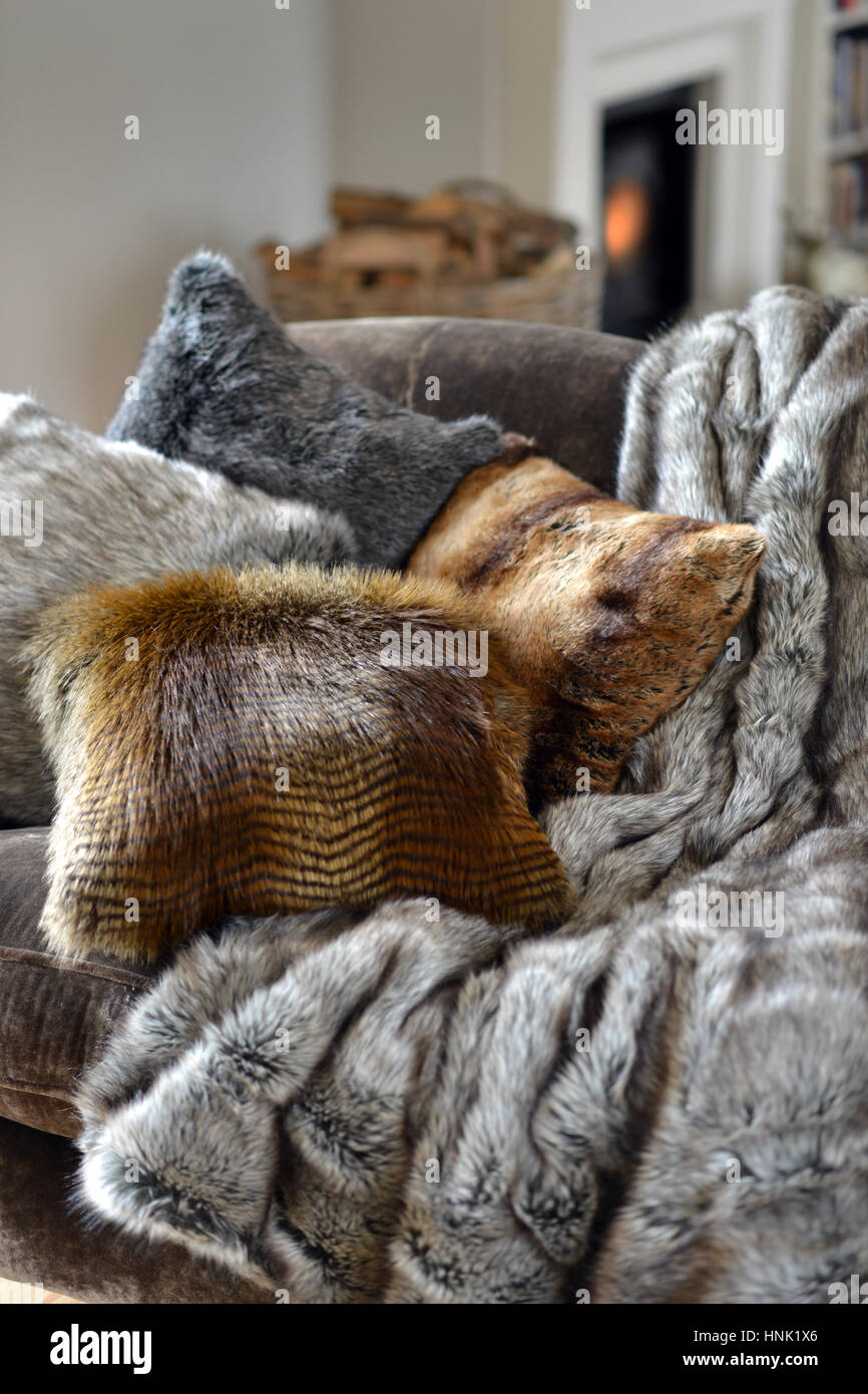 Faux fur throws e cuscini e sala interna Foto Stock