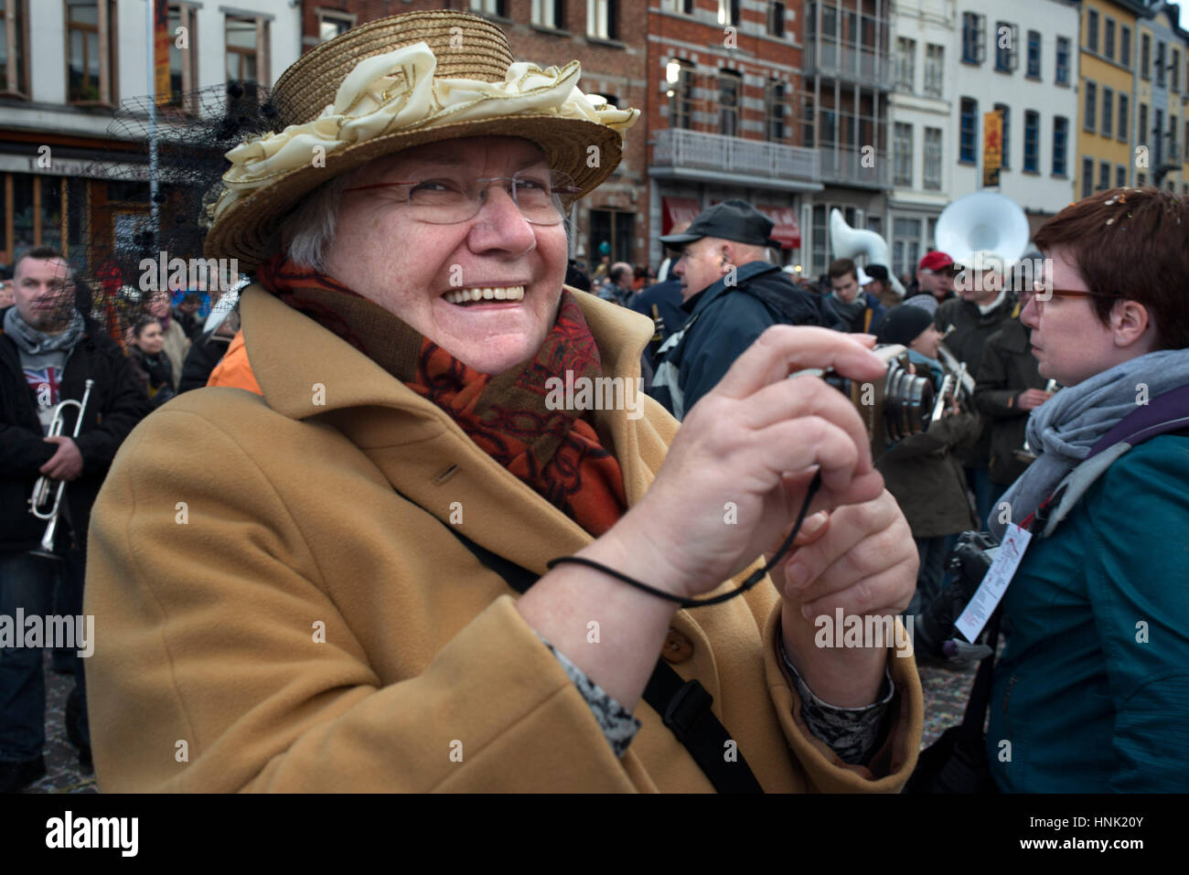 Donna anziana di scattare le foto. Musica, danza, feste e costumi in Binche Carnevale. Antica e rappresentante evento culturale della Vallonia, Belgio. Foto Stock