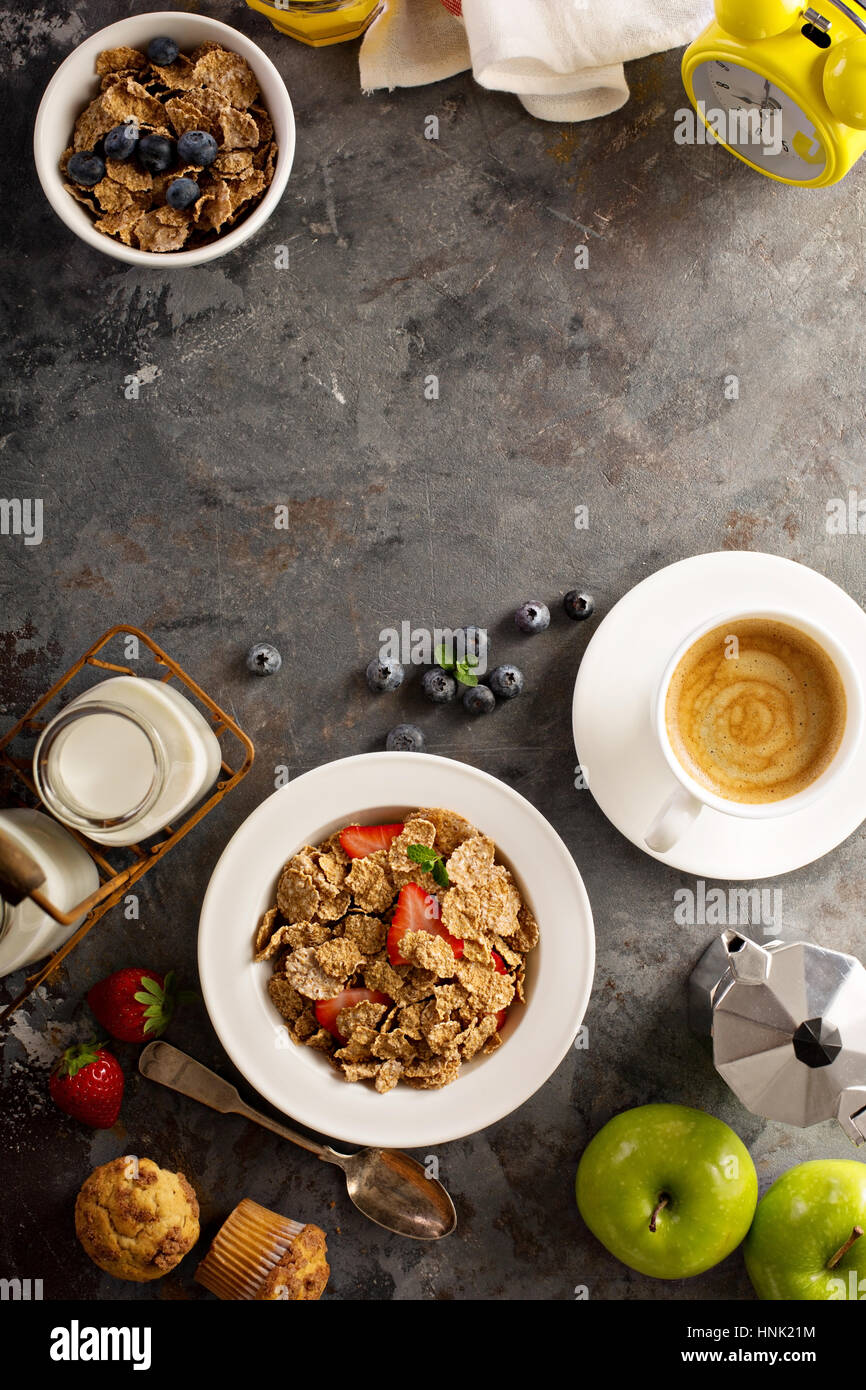Multigrain integrale cereali sani con strawberryfor fresca colazione con overhead copyspace shot Foto Stock