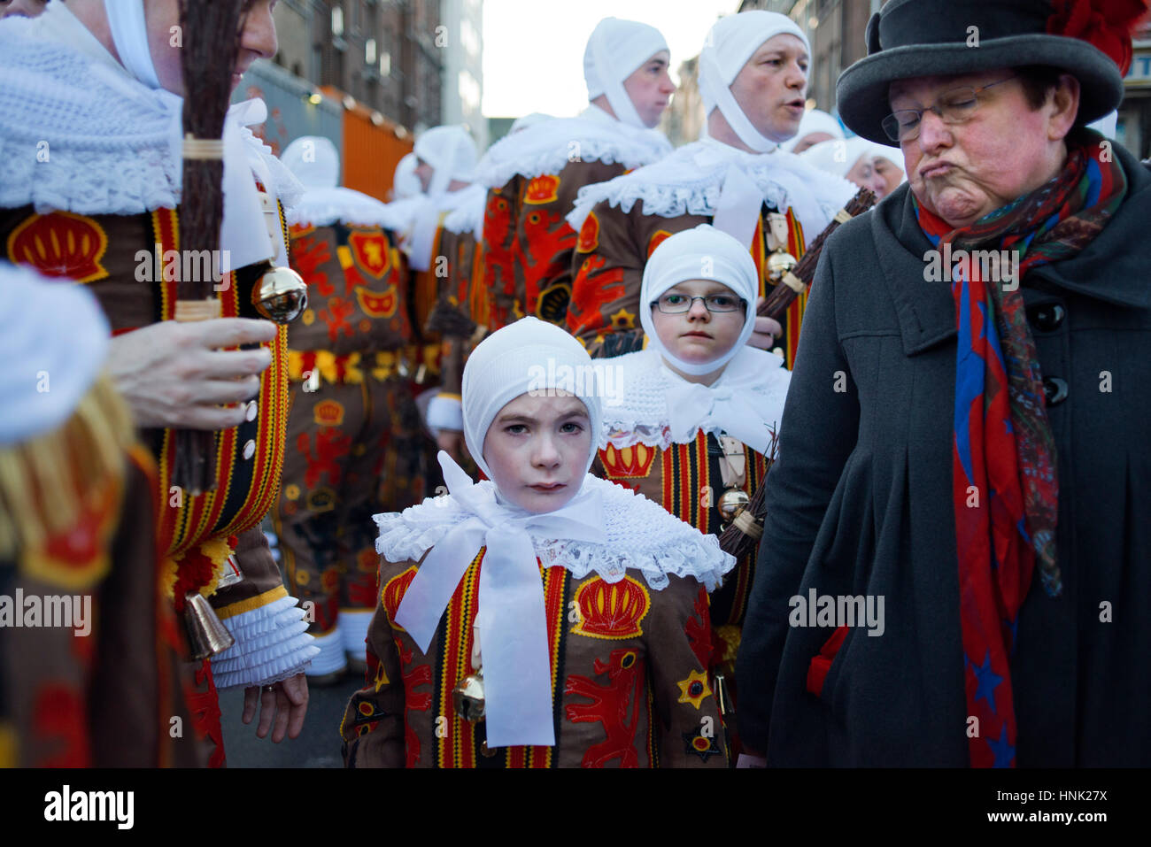 Belgio, carnaval di Binche. Patrimonio Mondiale UNESCO Parade Festival. Belgio, Vallone Comune, provincia di Hainaut, villaggio di Binche. Il carniva Foto Stock