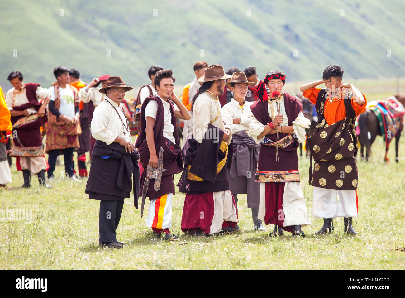 Khampas locali etnici partecipare all'Manigango Horse Festival nell'altopiano tibetano regione in Sichuan, Cina Foto Stock