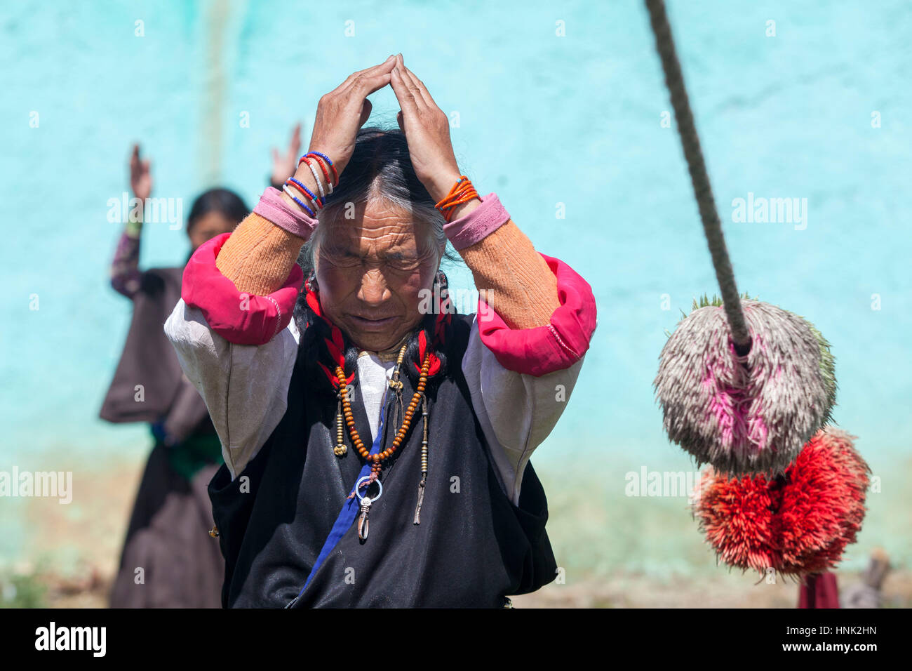 Tibetani Khampa uomini e donne pregare nel corso di una cerimonia presso il Convento delle Monache Tagong, alta nell'altopiano tibetano, Sichuan, in Cina Foto Stock