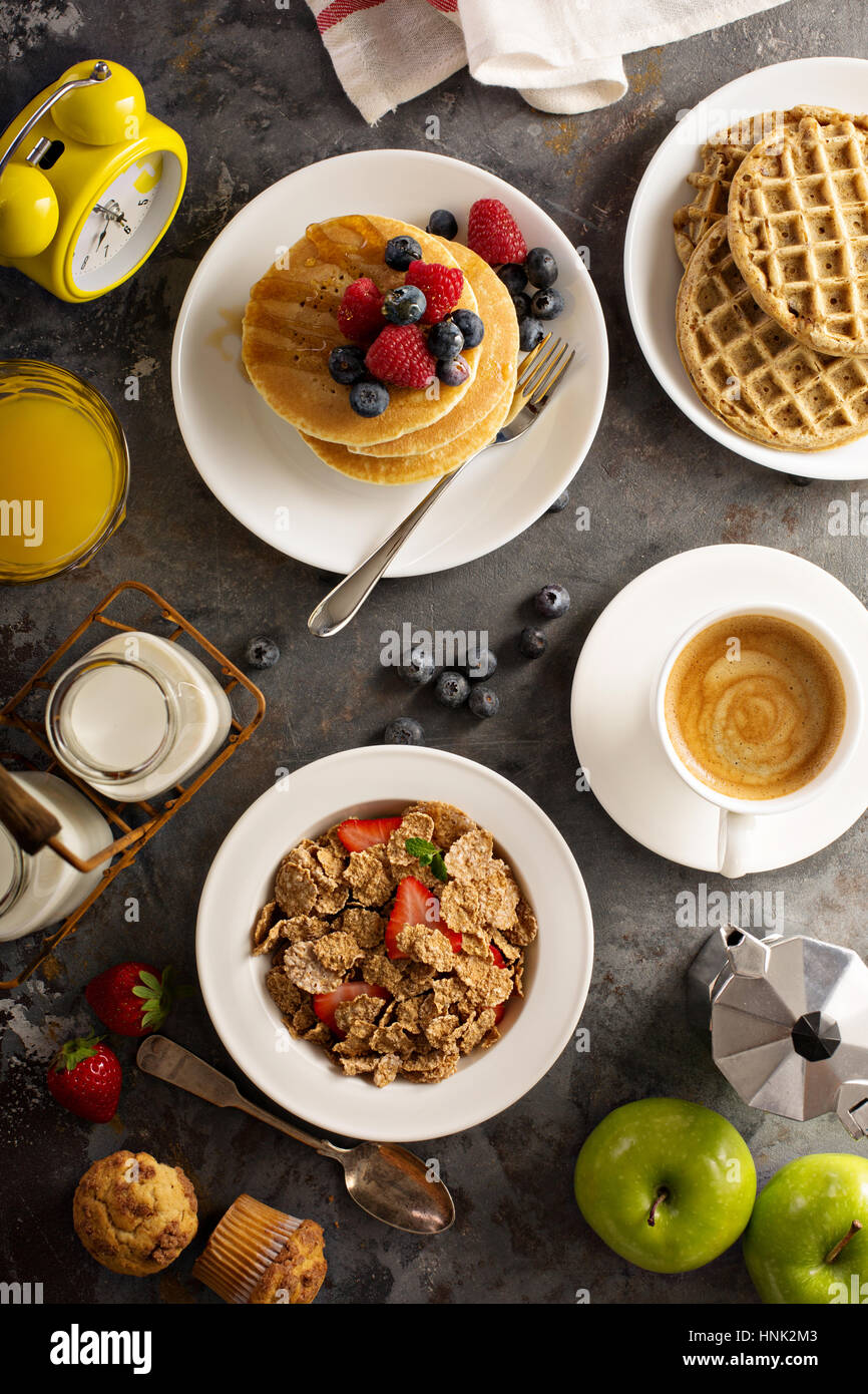 Sana colazione sul tavolo con cereali, frutta, pancake e waffle overhead shot Foto Stock