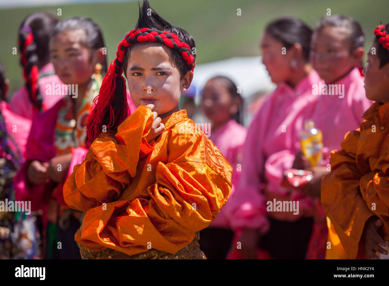 Local Khampas bambini partecipa al Manigango Horse Festival nell'altopiano tibetano Sichuan, Cina Foto Stock