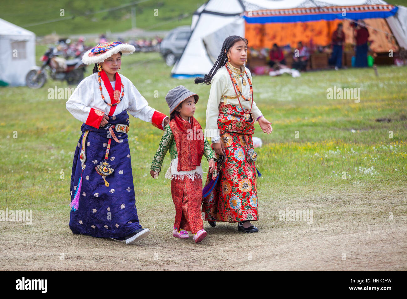 Khampas locali etnici partecipare all'Manigango Horse Festival nell'altopiano tibetano regione in Sichuan, in Cina. Foto Stock