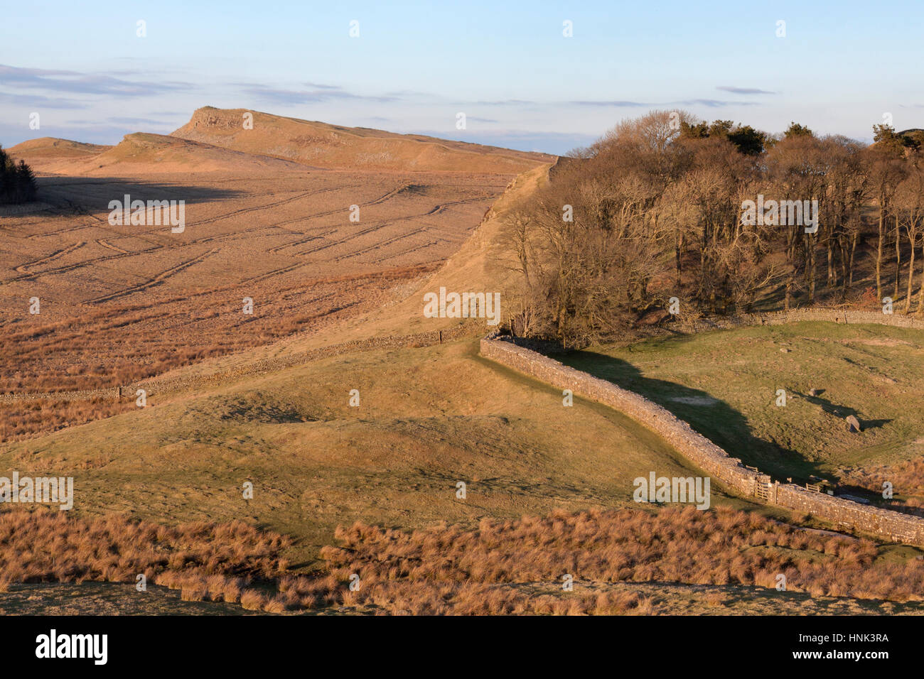 Il Vallo di Adriano: una vista in lontananza Sewingshields dirupi, visto da vicino di Housesteads Roman Fort Foto Stock