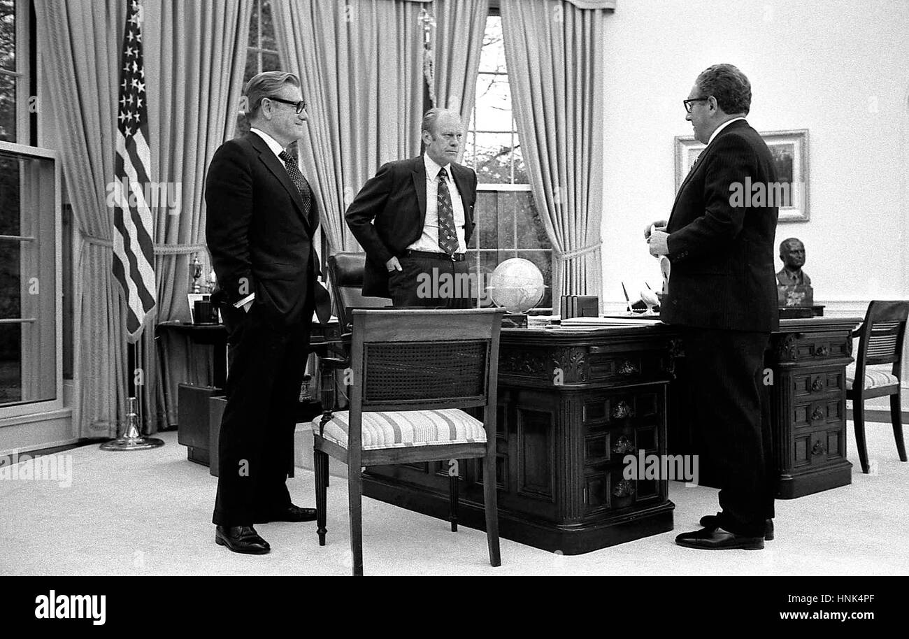 Il presidente statunitense Gerald Ford risponde con il Segretario di Stato Henry Kissinger, destra e Vice Presidente Nelson Rockefeller per discutere la American evacuazione di Saigon all Ufficio Ovale della Casa Bianca Aprile 28, 1975 a Washington, DC. Foto Stock