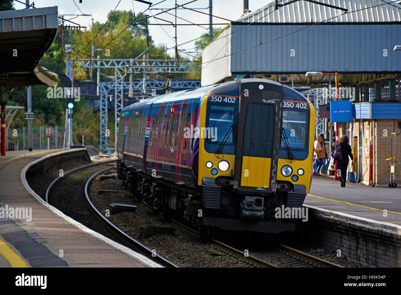La British Rail 350/4 classe Desiro Transpennine Express No.350 402 alla stazione di Oxenholme, Cumbria, England, Regno Unito, Europa. Foto Stock