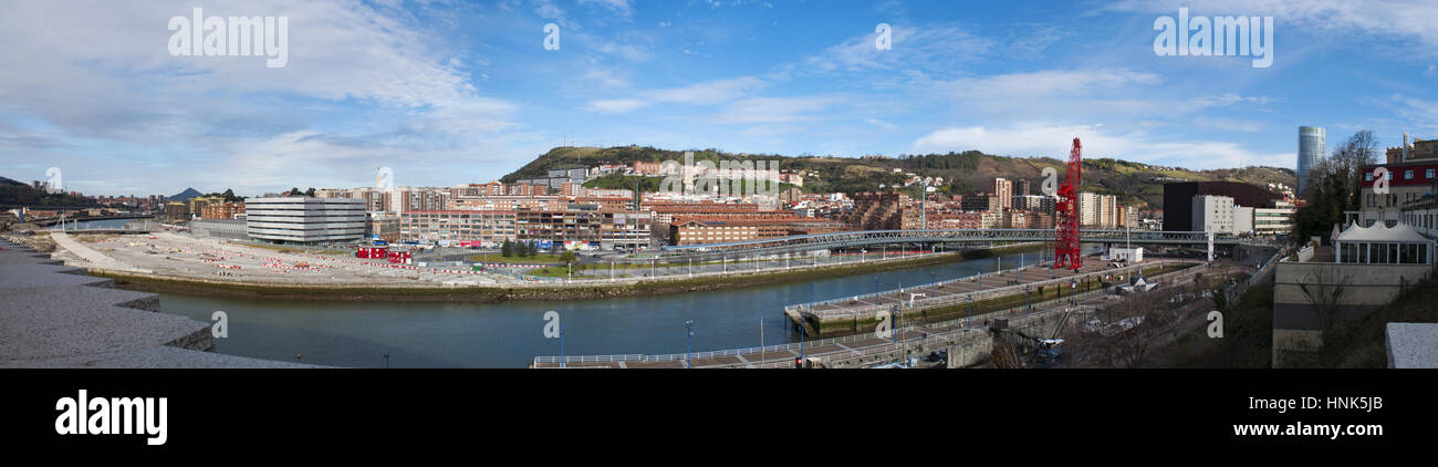 Lo skyline della città di Bilbao con in vista il Museo Maritimo Ria, il Museo Marittimo situato sul lato sinistro del fiume Nervion Foto Stock