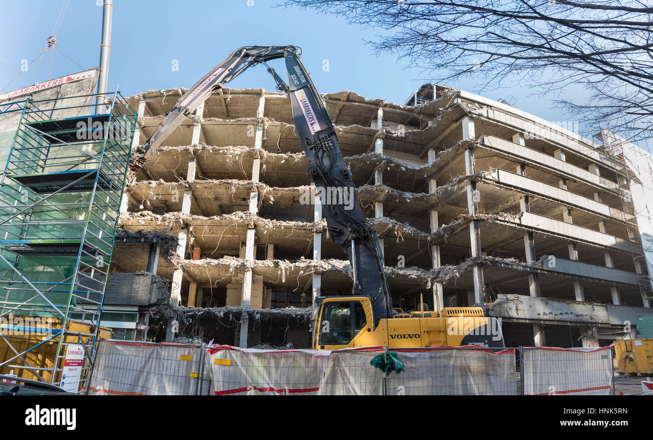 DUESSELDORF, Germania - 13 febbraio 2017: a Breite Straße, uno degli edifici più antichi viene distrutto Foto Stock