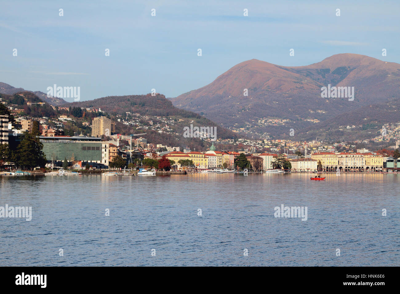 Lago, della città e delle montagne. Lugano, Svizzera Foto Stock