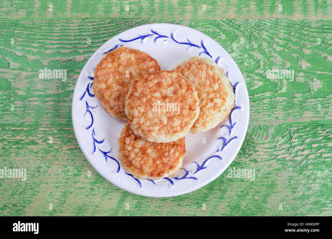 Polpette di riso in una piastra, su sfondo di legno. Foto Stock