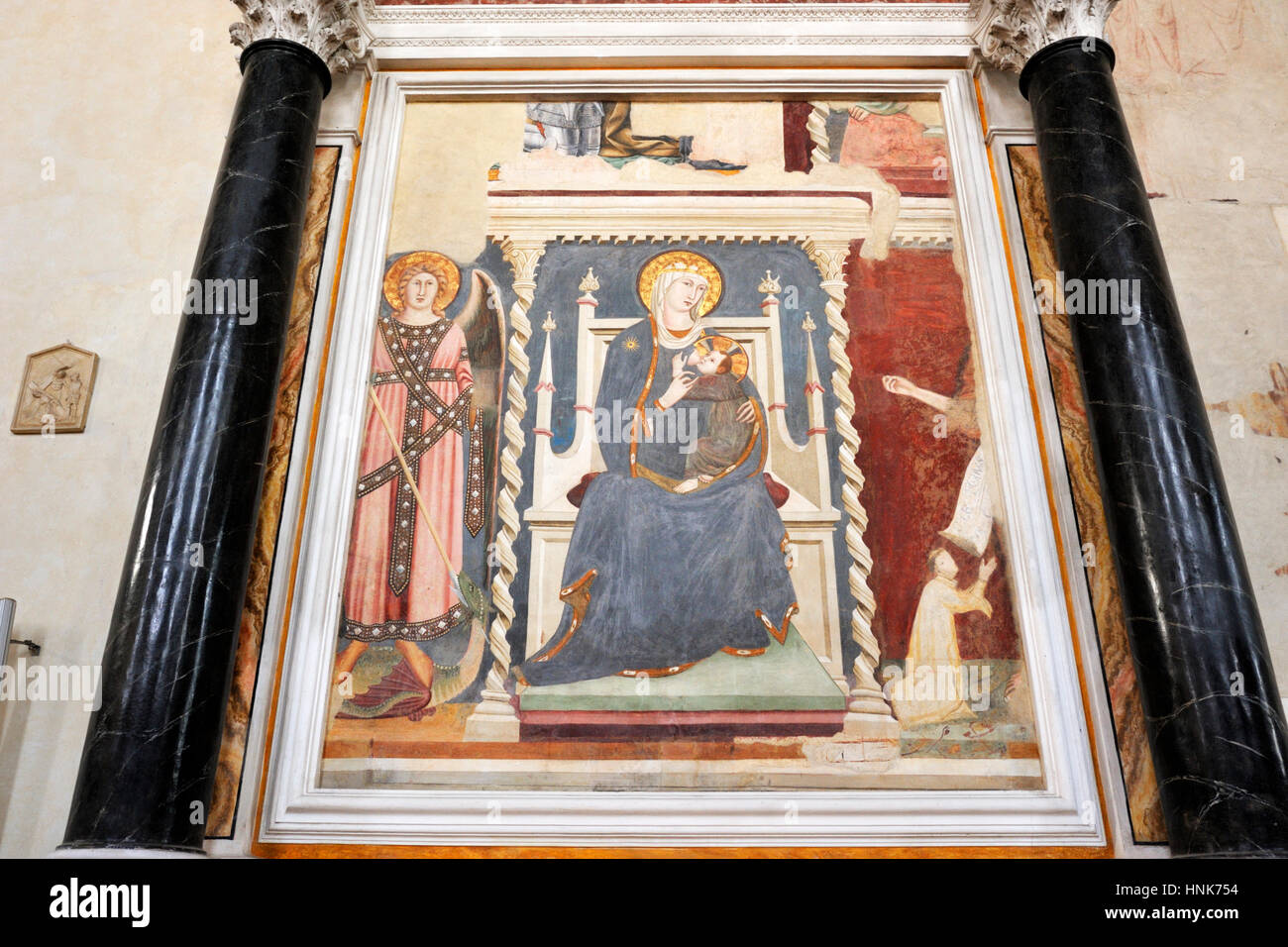 Madonna con bambino, Madonna del latte di Lippo Memmi ad 1317, il più antico affresco di San Gimignano, chiesa di Sant'Agostino, San Gimignano, Toscana, Italia Foto Stock