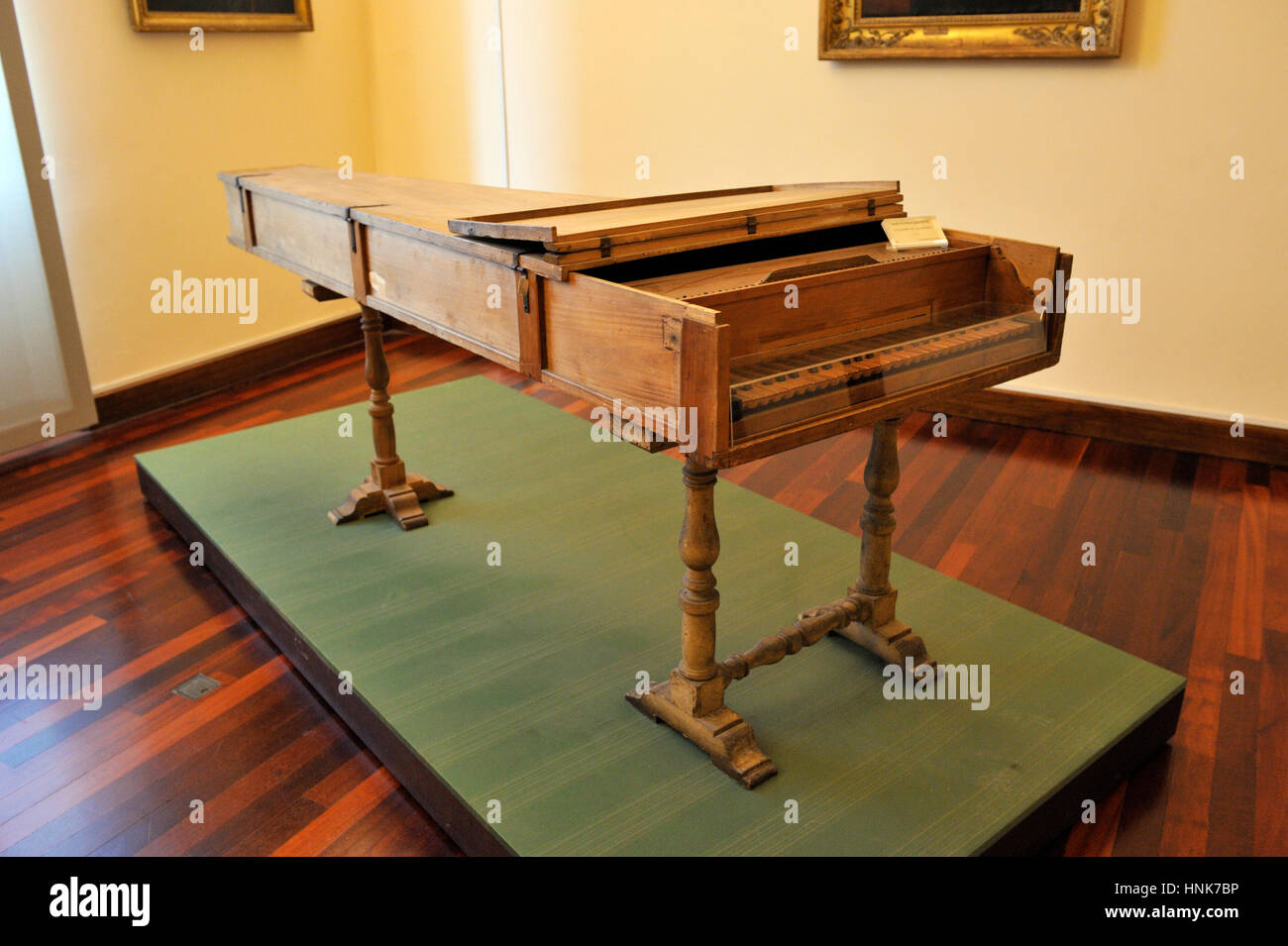 Italia, Roma, Museo Nazionale degli Strumenti musicali, pianoforte di Bartolomeo Cristofori (1722 d.C.), inventore del pianoforte Foto Stock