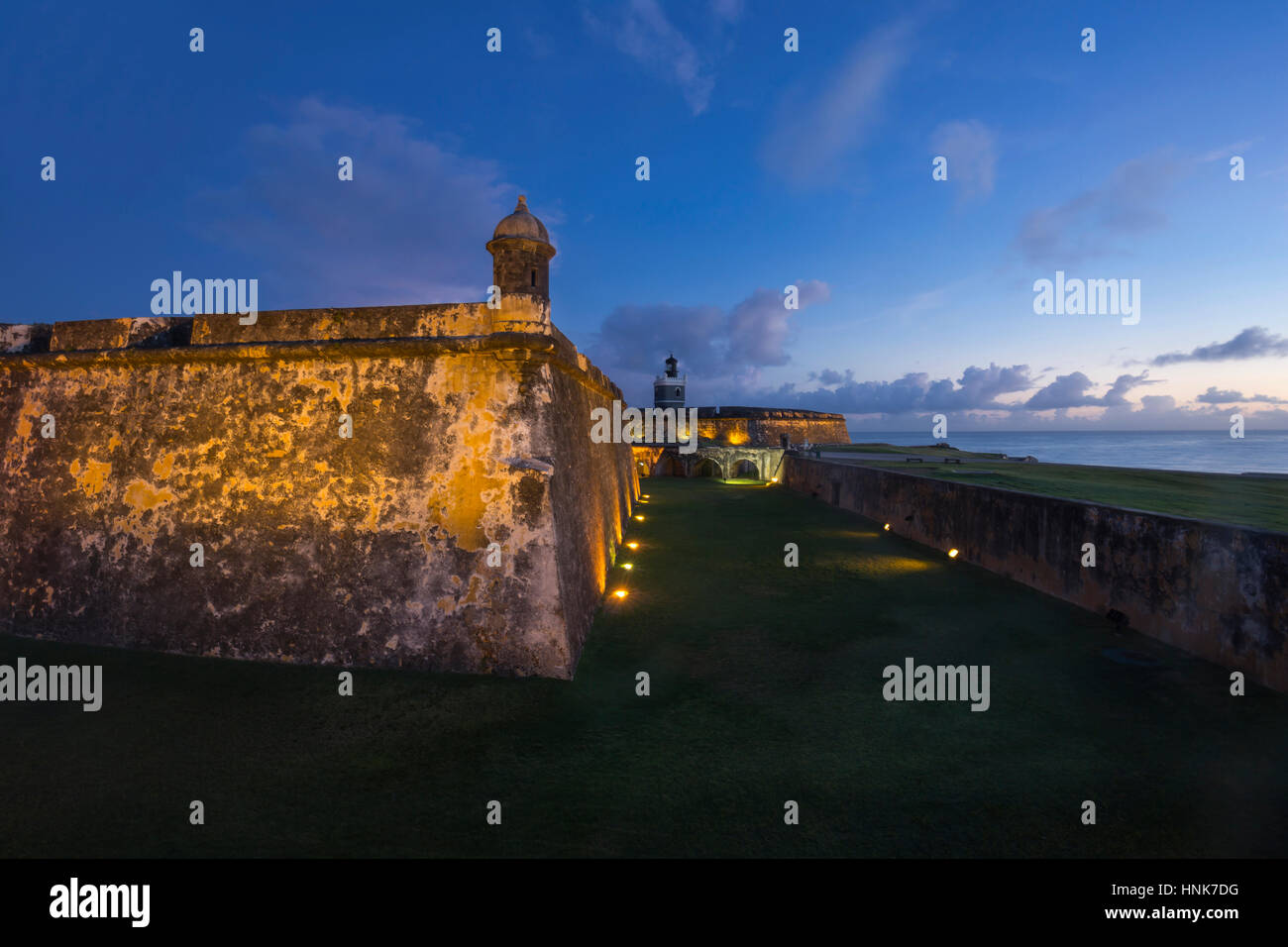 Interno fossato asciutto merlature Castillo San Felipe del Morro città vecchia di San Juan di Porto Rico Foto Stock