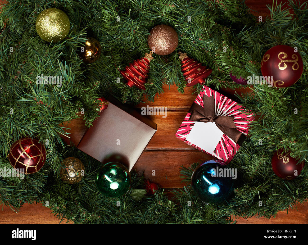 Doni su sfondo di Natale. Regalo di natale le scatole di legno su sfondo di pino Foto Stock