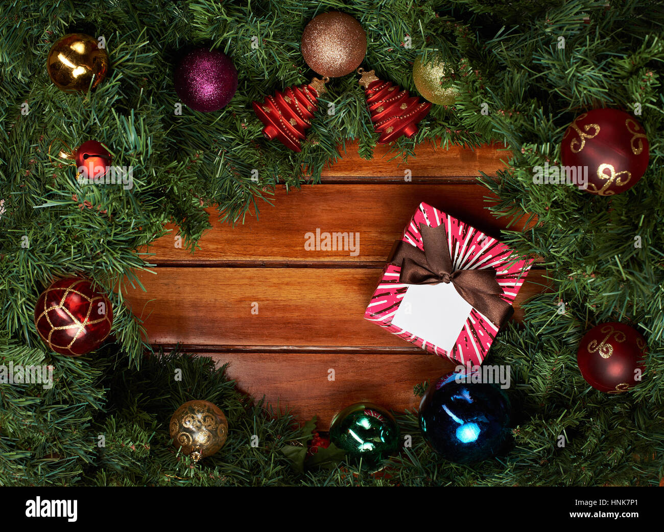 Vacanze di Natale sfondo sul tavolo in legno di pino e decorazione. Natale scatola con nastro marrone Foto Stock