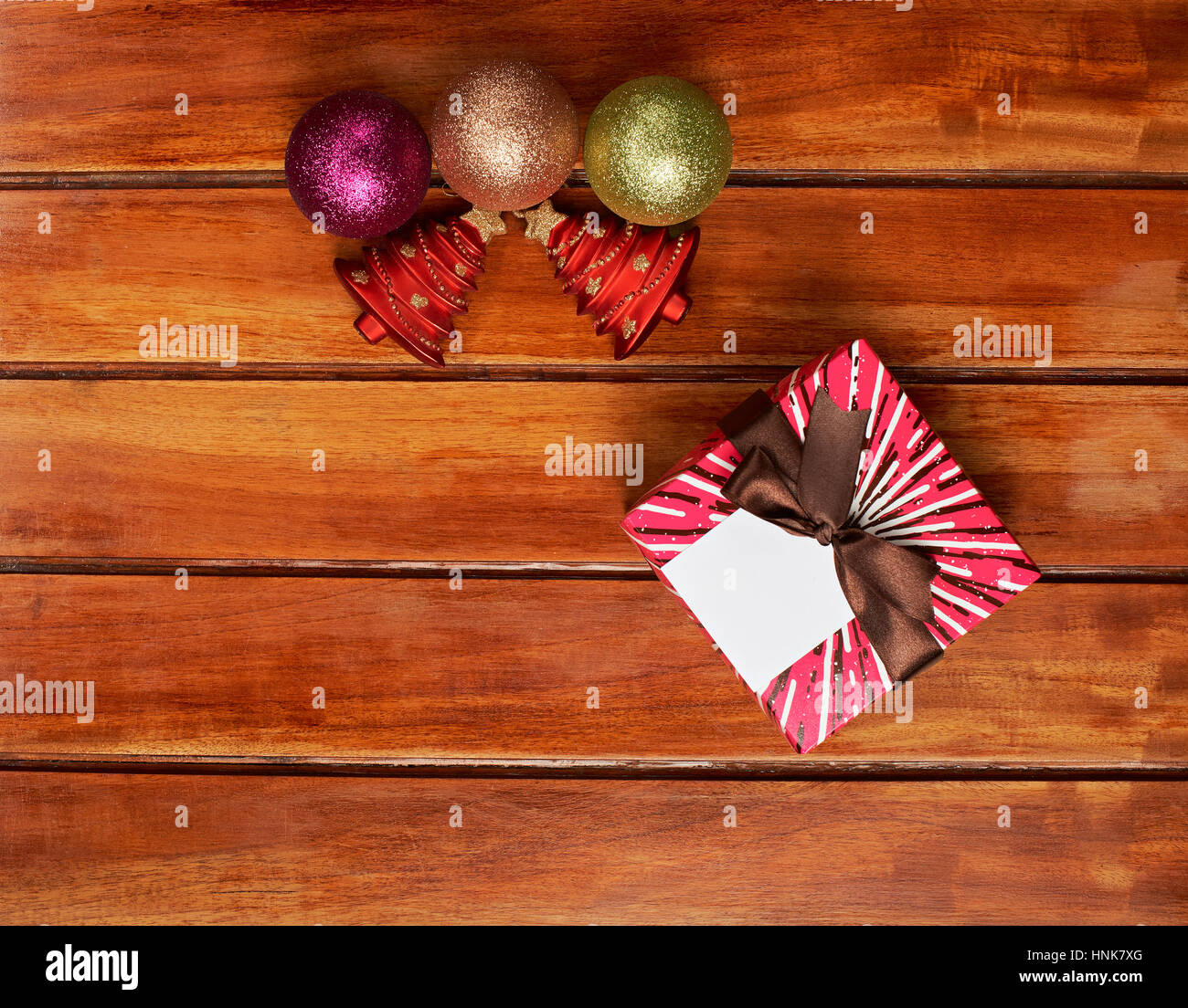 Presente casella sul tavolo in legno con decorazione di Natale Foto Stock