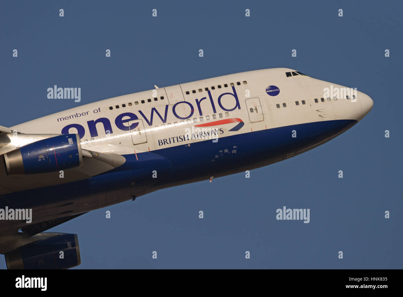 Oneworld, British Airways Boeing 747-436 aereo di linea G-CIVM decolla dall'aeroporto Heathrow di Londra in cielo blu Foto Stock