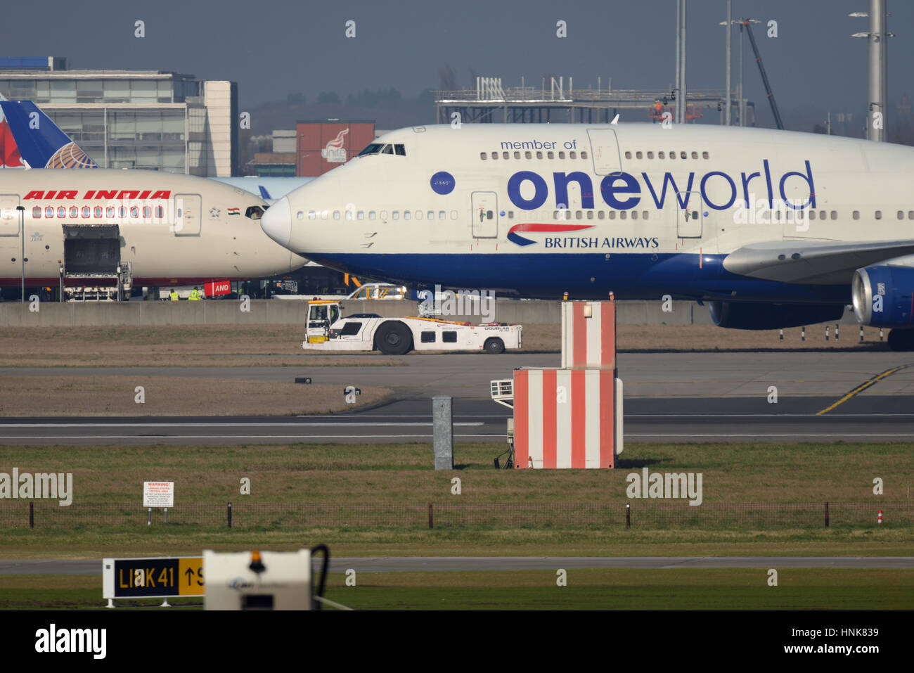 British Airways 747 trainato da un rimorchiatore all'Aeroporto di Londra Heathrow Foto Stock