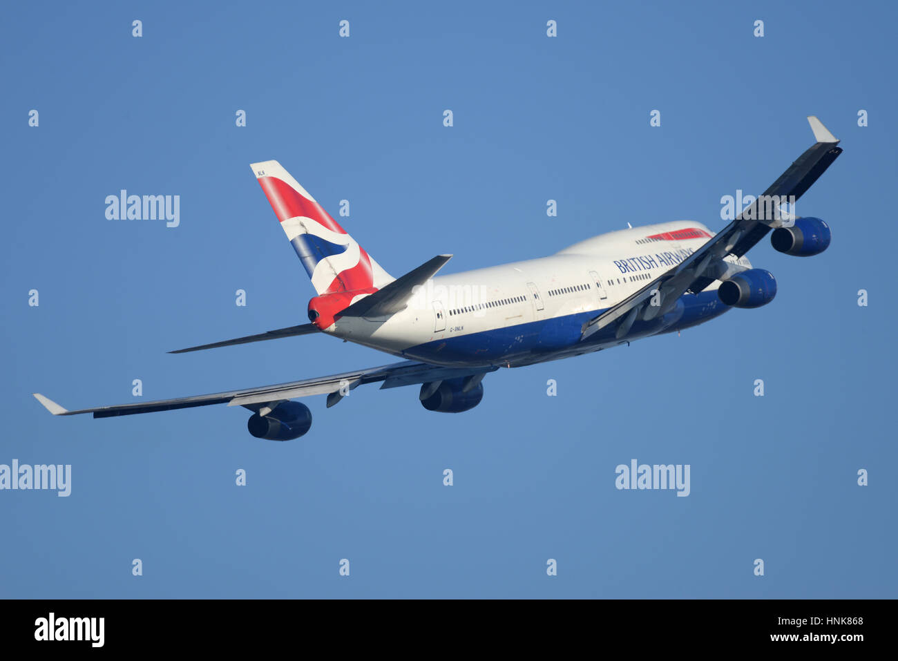 British Airways 747-436 G-BNLN decollo dall'Aeroporto di Londra Heathrow in cielo blu Foto Stock