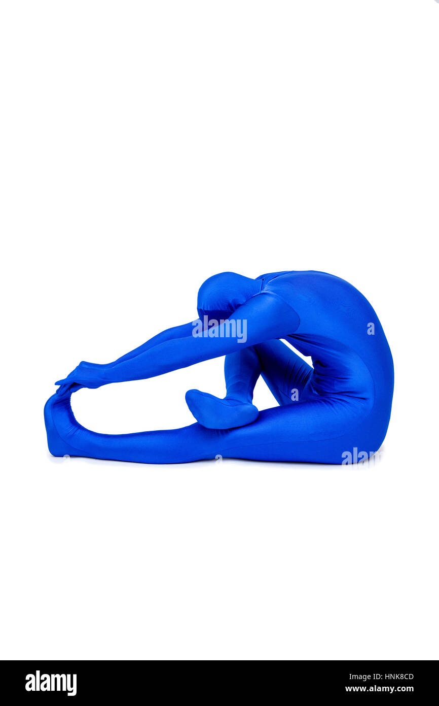 Misterioso uomo blu in morphsuit fare yoga Foto Stock