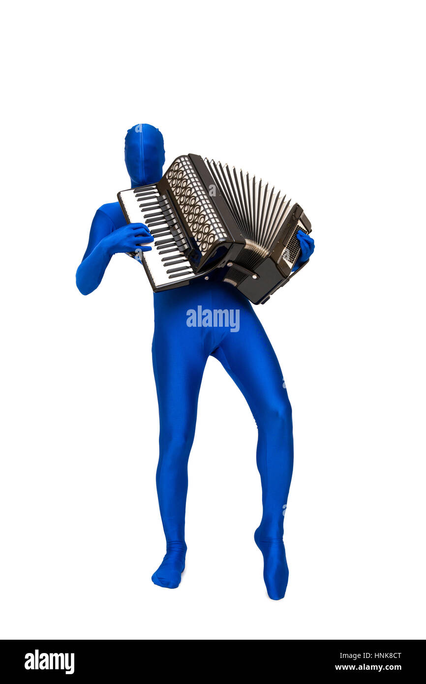 Misterioso uomo blu in morphsuit suona la fisarmonica isolato sul bianco Foto Stock
