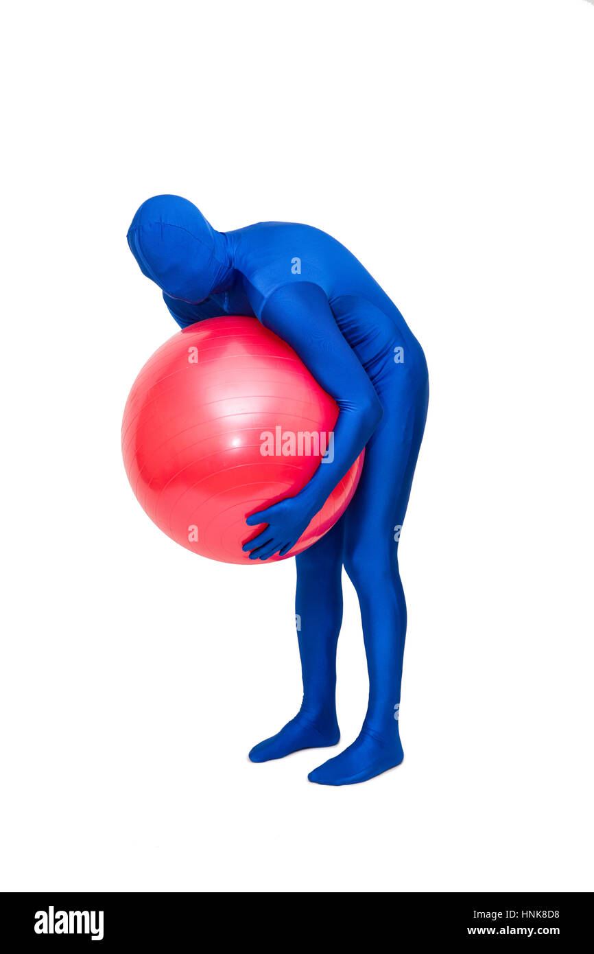 Misterioso uomo blu in morphsuit esercizio con palla pilates isolato su bianco Foto Stock