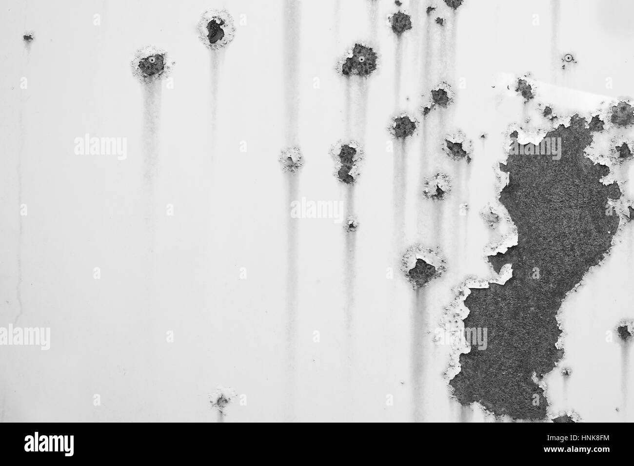 Piastra in lamiera con macchie di ruggine e macchie in bianco e nero. Foto Stock