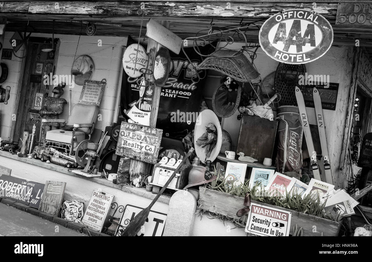 Antiquariato e nostalgia di articoli a un esterno di mercato delle pulci. Foto Stock