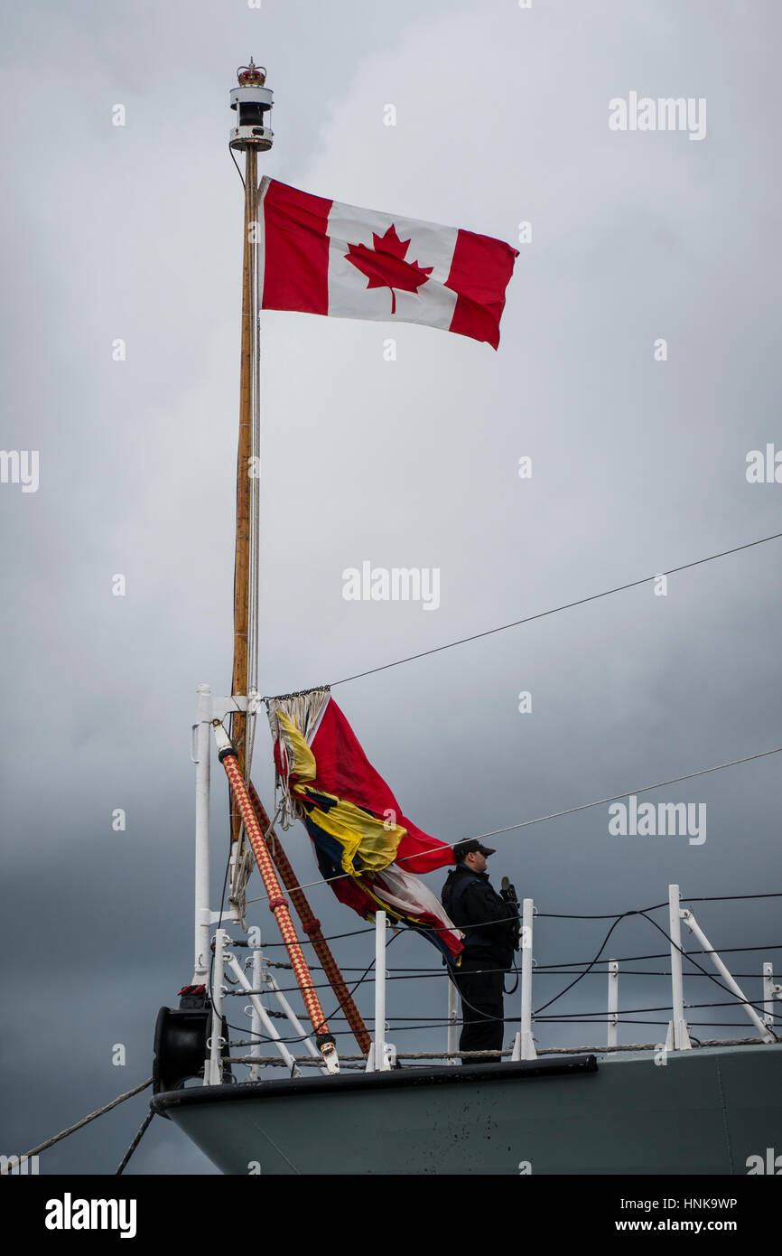 Marinaio con il fucile di assalto sta di guardia sulla prua della Royal Canadian Navy fregata HMCS ST. Giovanni a Halifax, Nova Scotia, Canada. Foto Stock