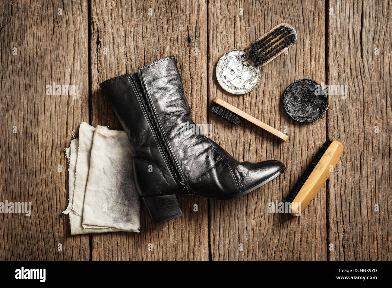 Nero stivali in pelle con scarpa set di manutenzione Foto Stock