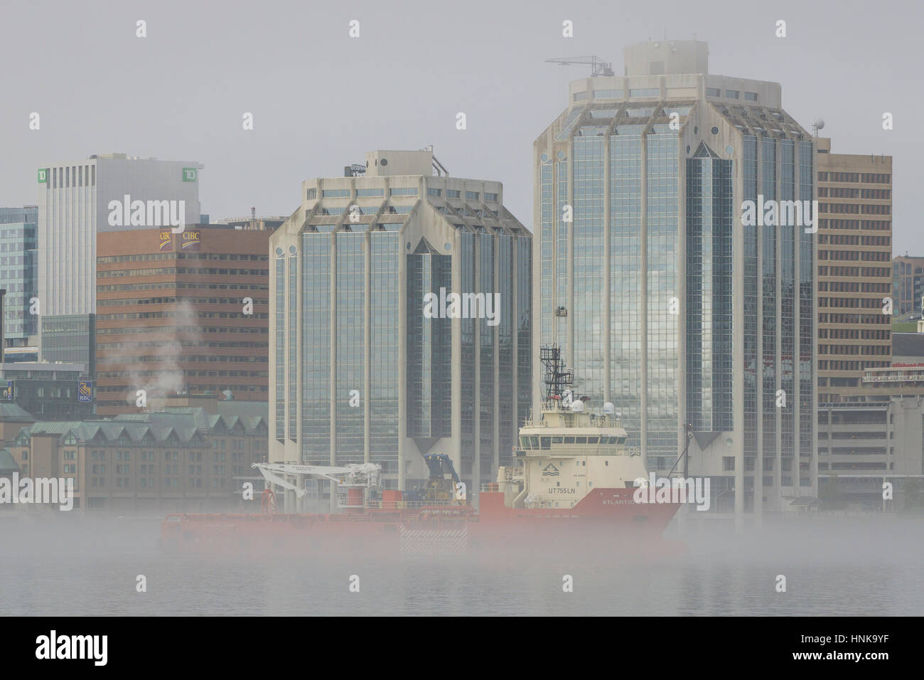 Atlantico del traino supporto offshore Nave (OSV) 'Atlantic Condor' nella nebbia nel porto di Halifax, Nova Scotia, Canada. Foto Stock