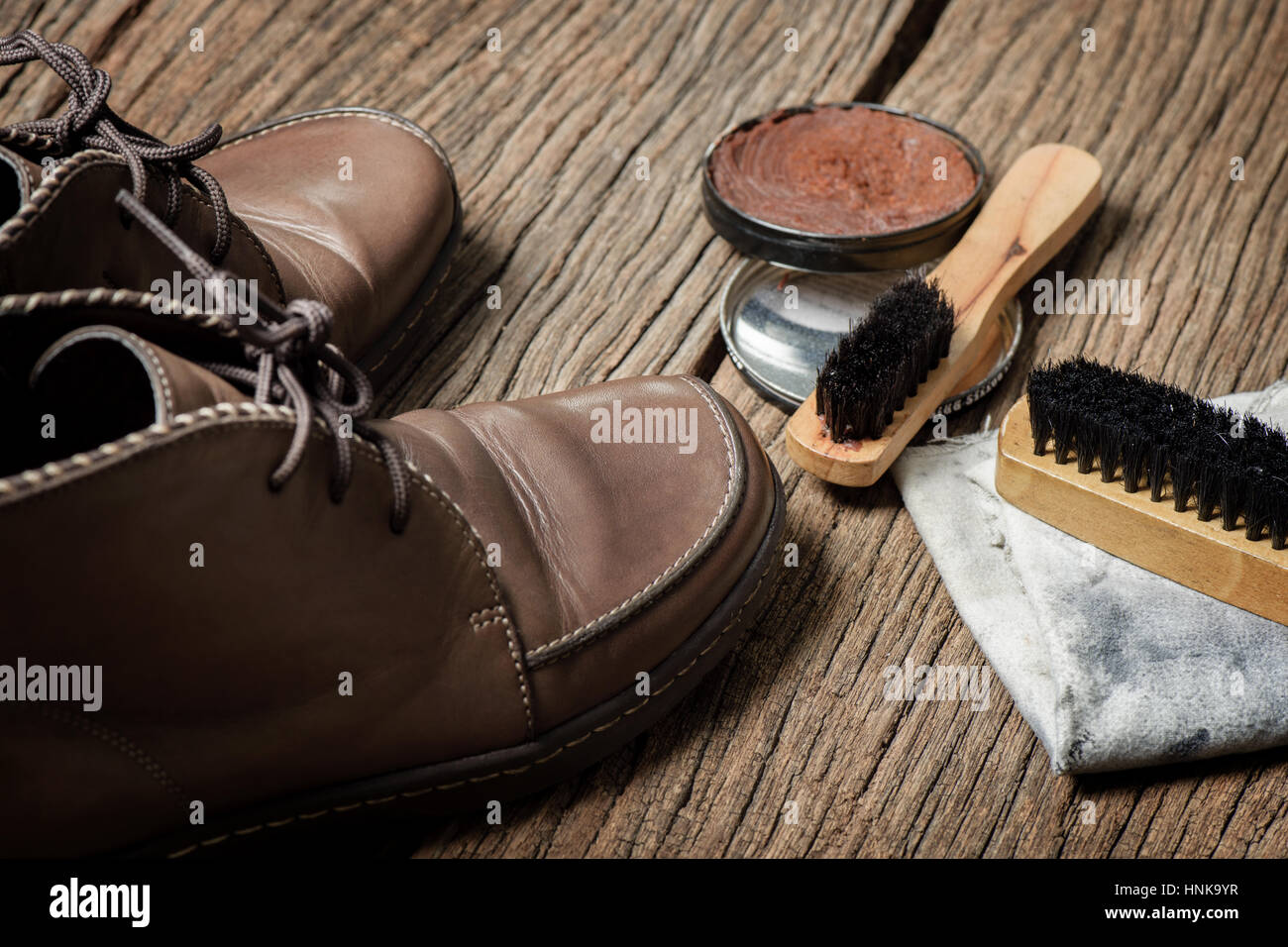 Brown stivali in pelle con scarpa set di manutenzione Foto Stock