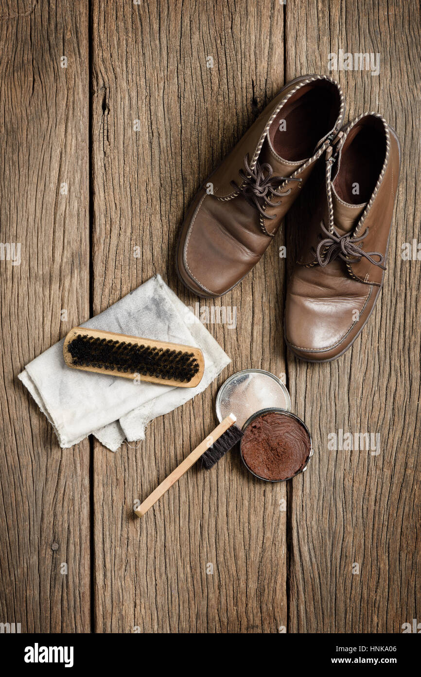 Brown stivali in pelle con scarpa set di manutenzione Foto Stock