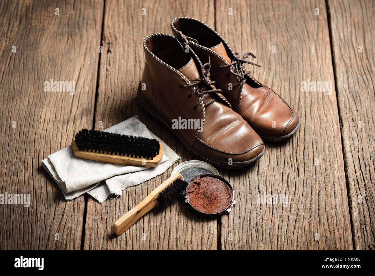 Brown stivali in pelle con scarpa set di manutenzione Foto Stock