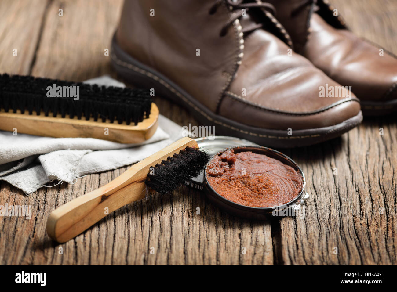 Brown stivali in pelle con scarpa set di manutenzione Foto Stock