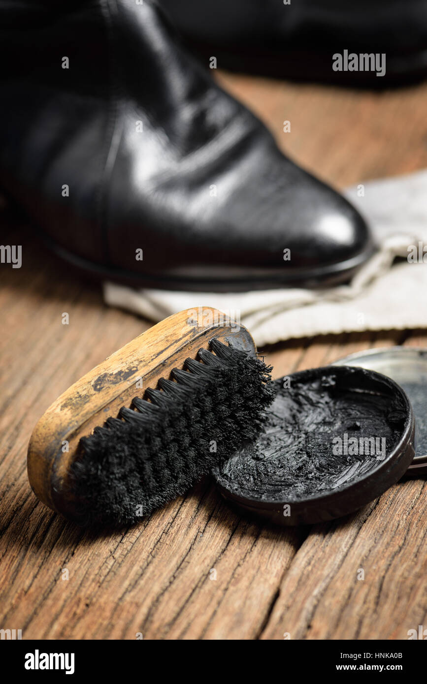 Nero stivali in pelle con scarpa set di manutenzione Foto Stock